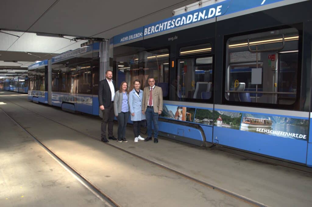 Vor der Presse Brotzeit stand für die beteiligten Ausflugsziele noch der Fototermin im Tram Depot der MVG in der Münchner Einsteinstraße auf dem Programm. Thomas Mühlthaler, Vorstand Jennerbahn, Teresa Hallinger, Leiterin Destinationsmanagement Bergerlebnis Berchtesgaden, Maria Schwaiger, Teamleiterin Tourismus Marketing Salzbergwerk Berchtesgaden & Alte Saline Bad Reichenhall und Michael Grießer, Geschäftsführer Bayerische Seenschifffahrt. © Bergerlebnis Berchtesgaden
